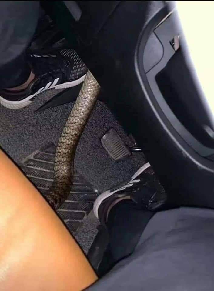 WahyuYordan's tweet photo. Siapa pandai pasal kereta. Nak tanya ni wayar apa eh tengah drive tiba tiba terkeluar. Kereta second je beli baru sebulan. https://t.co/EsokmJCDEA