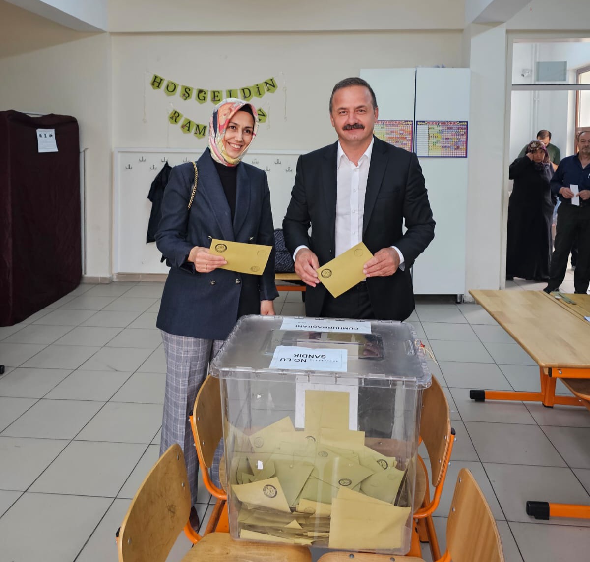 Oyumuzu kullandık.
Demokrasimiz açısından ilk defa tecrübe ettiğimiz ikinci tur seçim sonuçları da vatanımıza, milletimize, memleketimize hayırlı olsun.

Allah, devletimize, milletimize zeval vermesin.

Türk Milleti'nin yarınları için mücadelemiz ve yürüyüşümüz devam edecek...