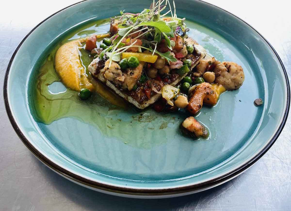 🍤 Todays Special 🍤 A delicious Tofu Prawn Salad 🙌 with butterscotch puree, pan fried tofu, prawns, peas & tomato salsa for only €12.95 ⭐️ A tasty Sunday treat at your favourite local 😉 See you there!😃 #TodaysSpecial #brunch #lunch #gastropub #restaurant #stillorgan #dublin