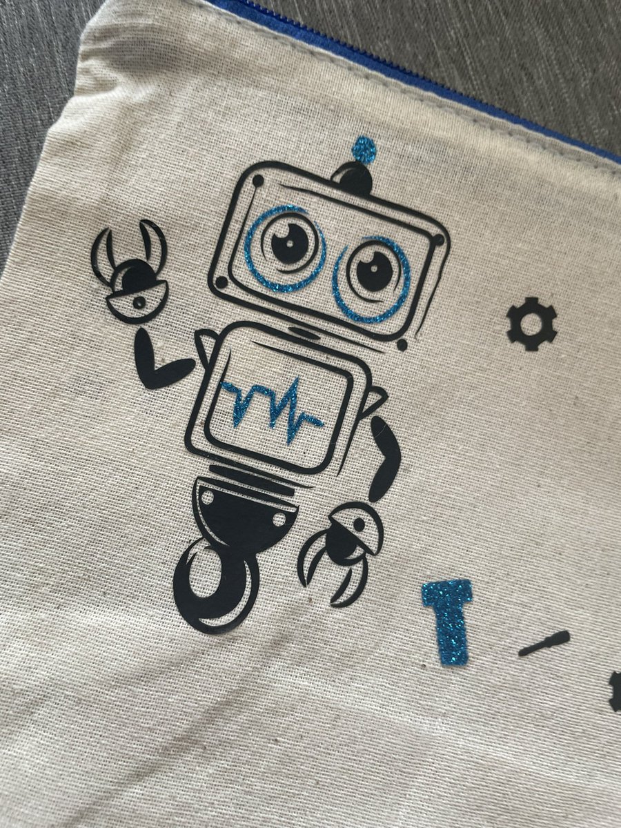 How cute is he?? Whilst waiting on a bag delivery I’ve started working on pencil cases. The biggest little helper demanded a robot… so here he is 💕