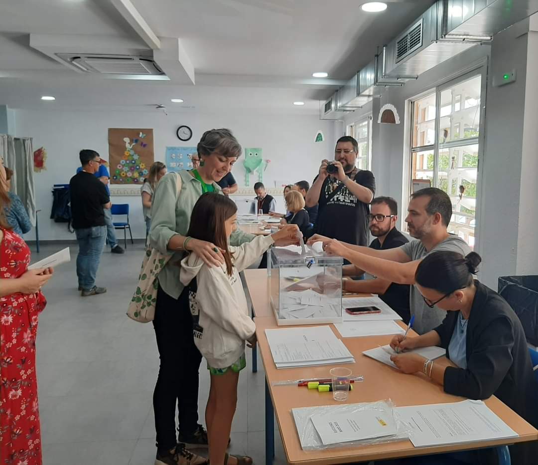 🙂 Hoy l@s alcalareñ@s estamos llamados a las urnas y es importante que tod@s participemos
🙋🏼‍♀️ Nuestra candidata a la alcaldía Begoña Iza ya ha ejercido su derecho al voto
#Elecciones2023 
#alcaladeguadaira 
#AdelanteAndalucía