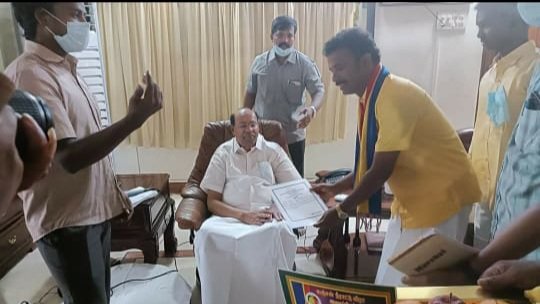 VNanbargal's tweet photo. கடந்த #உள்ளாட்சி தேர்தலில், #தேனி மாவட்டம்,
#பெரியகுளம் நகராட்சியில்,  #பாமக சார்பாக போட்டியிட்டு கவுன்சிலராக தேர்ந்தெடுக்கப்பட்ட, நமது அன்பு சொந்தம் திரு.குமரன் அவர்களுக்கு இனிய பிறந்தநாள் நல்வாழ்த்துக்களை வன்னிய நண்பர்கள் குழு தெரிவித்துக்கொள்கிறது 💐 💐 💐 https://t.co/QtrP1c8ZO9