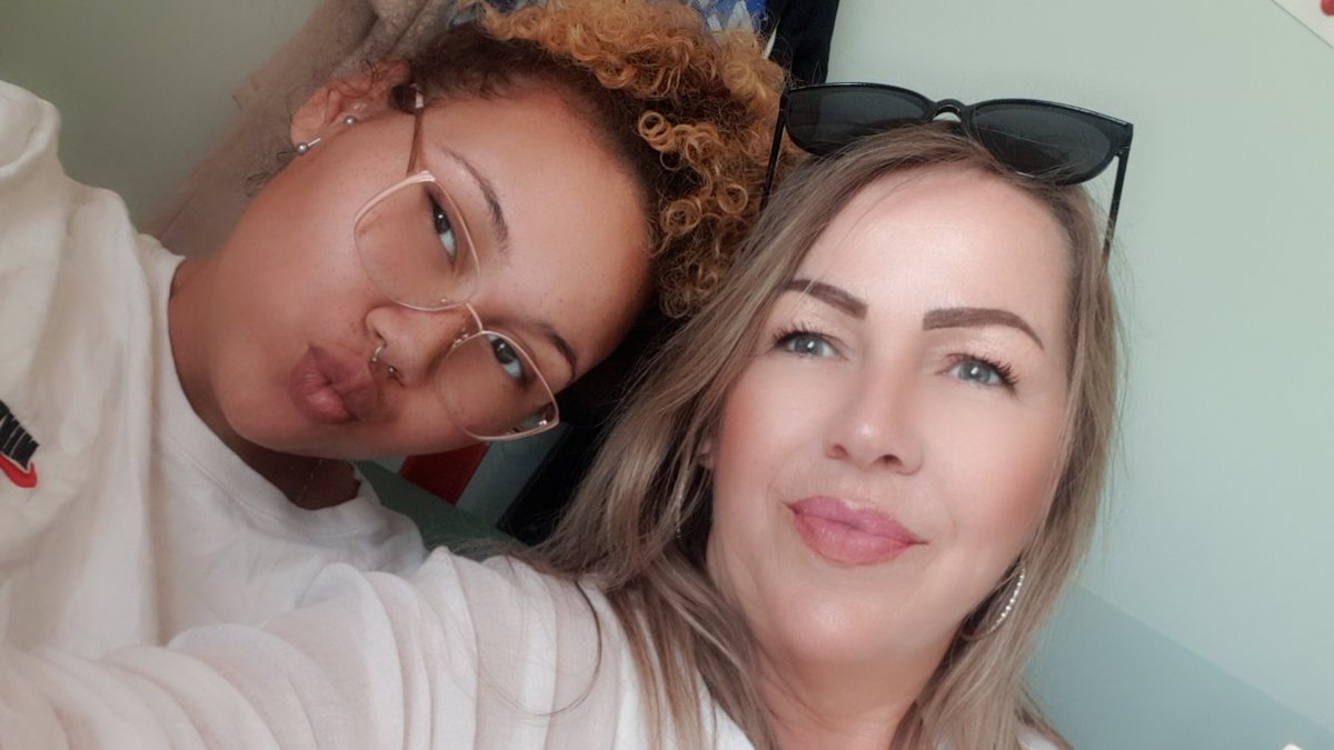 marialena1st's tweet photo. Feyenoord kijken met @Whoisshen_ in t Erasmus #vataslocas, snacks &amp; beverages erbij. Soms gaat t anders en maak je er gewoon zelf wat leuks van. #FEYvit #YNWA #Feyenoordwatgaanwedoenvandaag
#handinhandkameraden #lovemakesyoudothis ❤🤍🖤 @Feyenoord https://t.co/T8CoasYTQF