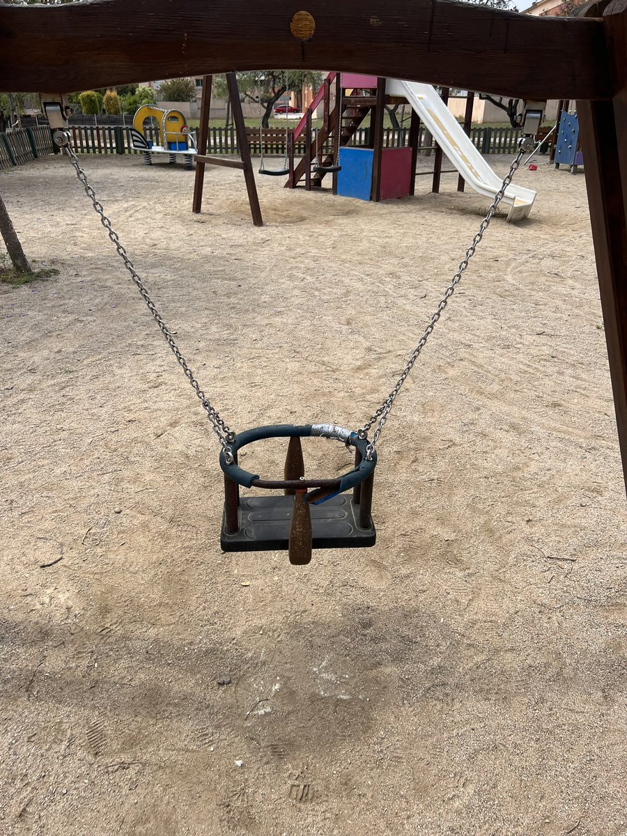 LauraNosas's tweet photo. Hola @VallsAjuntament el gronxador del parc de la Plaça President Companys porta dies així, potser que fem alguna cosa.. https://t.co/ooW9J2OfqZ