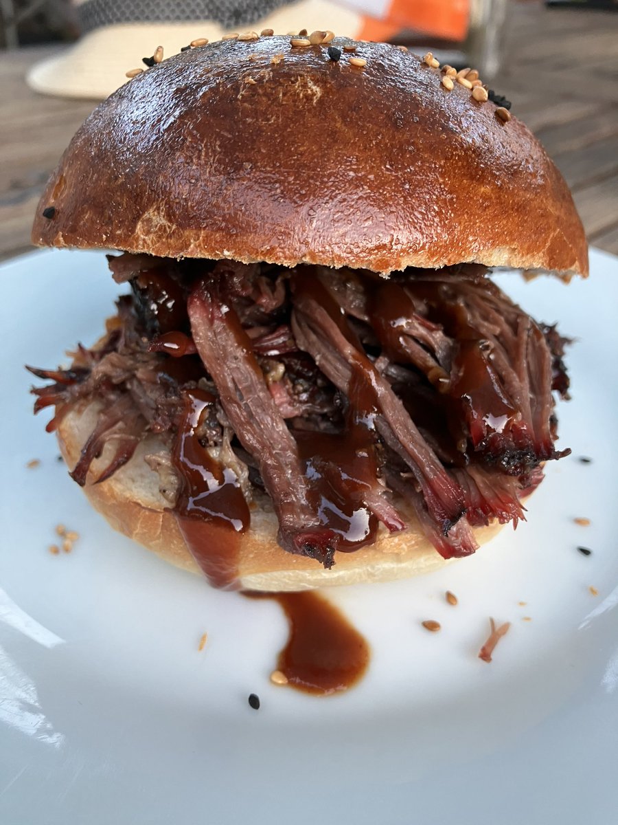 flecam77's tweet photo. Great weather for a #BBQ Spoilt us with 2kg of @MeatMattersltd Chuck joint, smoked and seasoned as per @devonwoodsmoke great Double chuck roll (pulled) recipe from Food and fire. Smoked on the @ProQSmokers Frontier. All served in @Tom_Herbert_ Grillstock bun recipe. Stunning 😍 https://t.co/Zm0O6Gpxb1