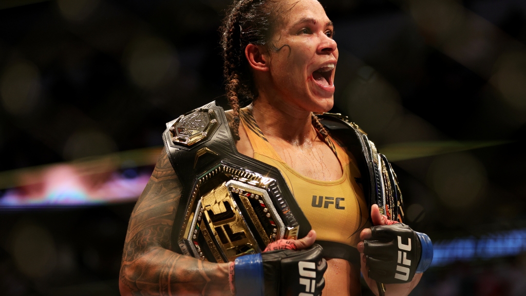 Video: Amanda Nunes breezes back to bantamweight belt at UFC 277 https://t.co/A700bY5Aie https://t.co/1exj1pyMhW