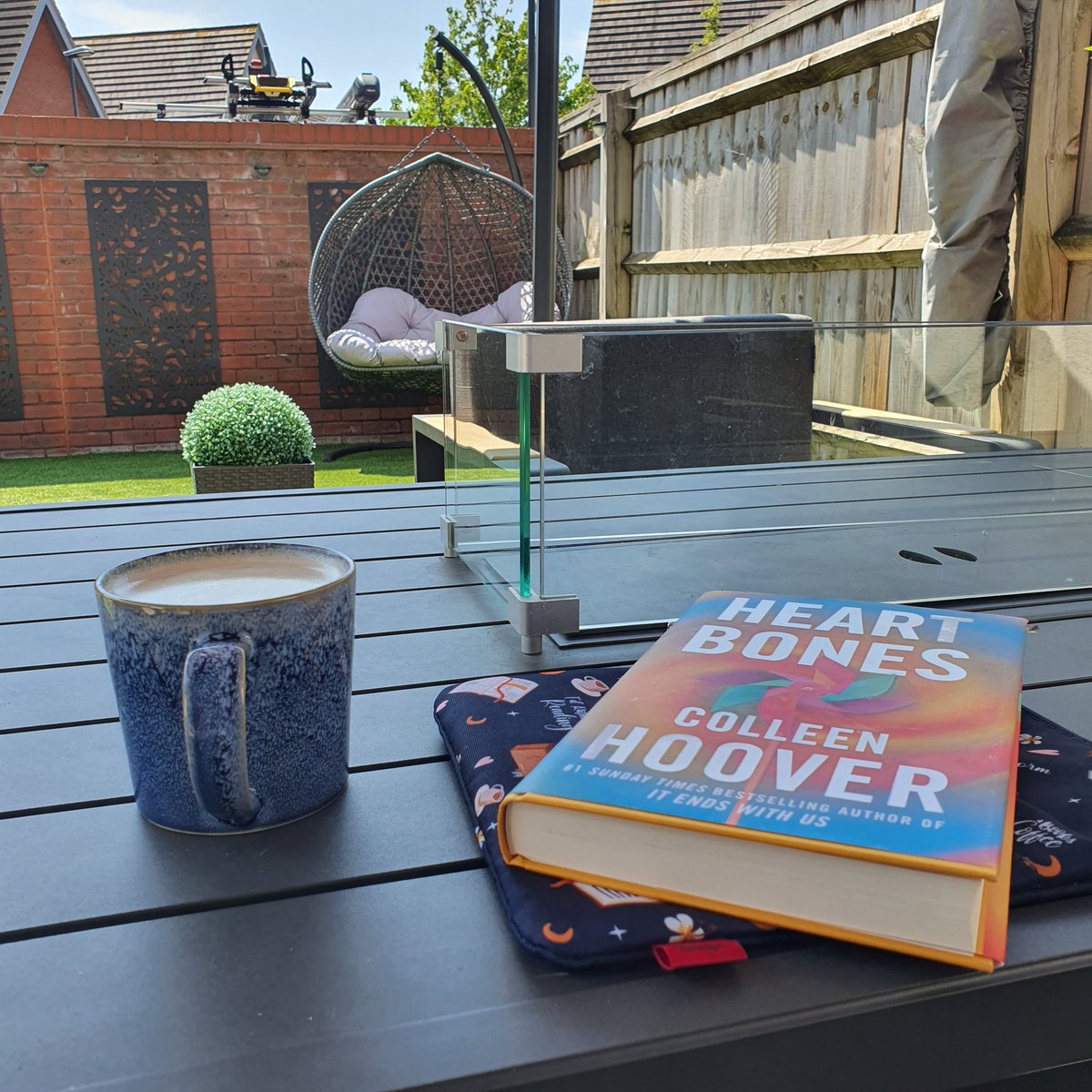 kellynelsonuk's tweet photo. @OwlBeSatReading 🥰 Sunshine and a book = Heaven! #booktwt #heartbones @colleenhoover #Garden #sunshine #BankHolidayWeekend #Swindon https://t.co/3fk90PFPEj