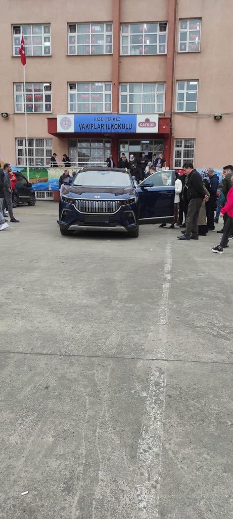 AK Parti seçmeni etkilemek için Rize’de okula TOGG getirmiş. 
TOGG’un koltuğunda AK Parti Mv. Muhammet Avcı var.
Bir kısım vatandaş, almaya güçlerinin yetmeyeceği TOGG’a bakarken…
TOGG’un önünde bir vatandaş annesini el arabası içinde oy vermeye götürüyor.
Vekile TOGG, bize yok!