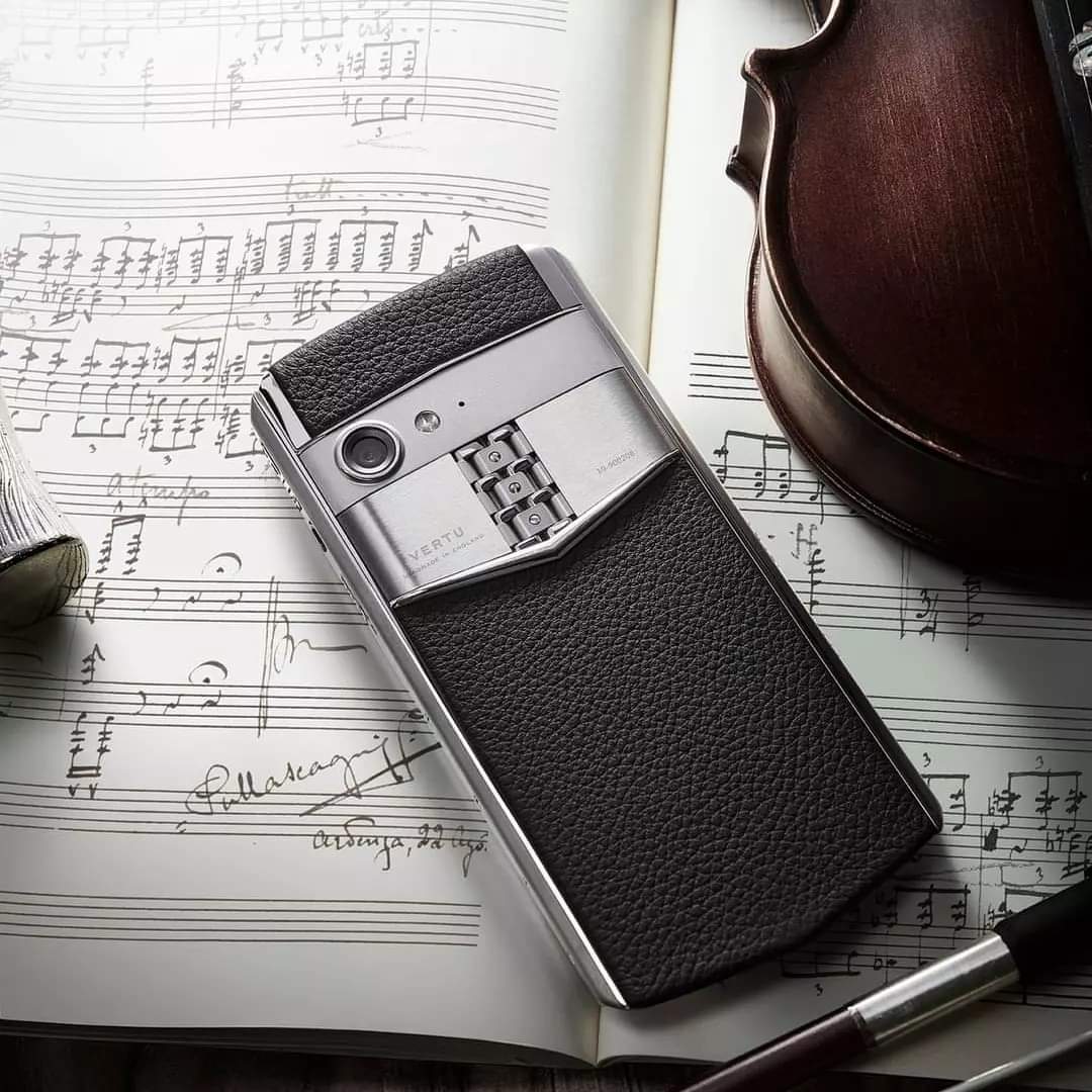 Leave a little time alone
Leave a little space to rest your heart
Leave a gift to your hard-working self
#VERTU Aster P, silence without words, quiet companionship.
#vertuasterp #luxuryphone #craftsmanship #luxurylife #menstyle