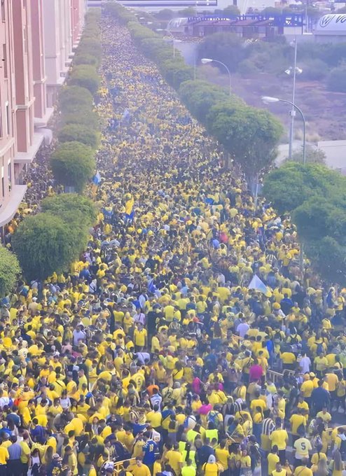 Looks like the whole country has come to support CSK🥳💛
This is UNREAL.