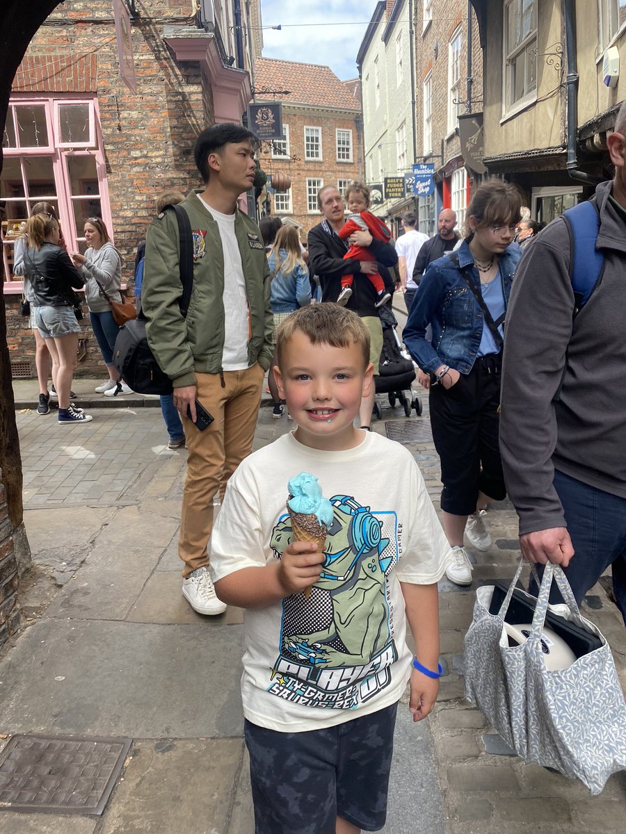 Han_rose95's tweet photo. @CCCRPrimary 🌟 summer term homework 🌟 enjoying an ice cream in york! 🍦 https://t.co/LYGJP5u8Dj