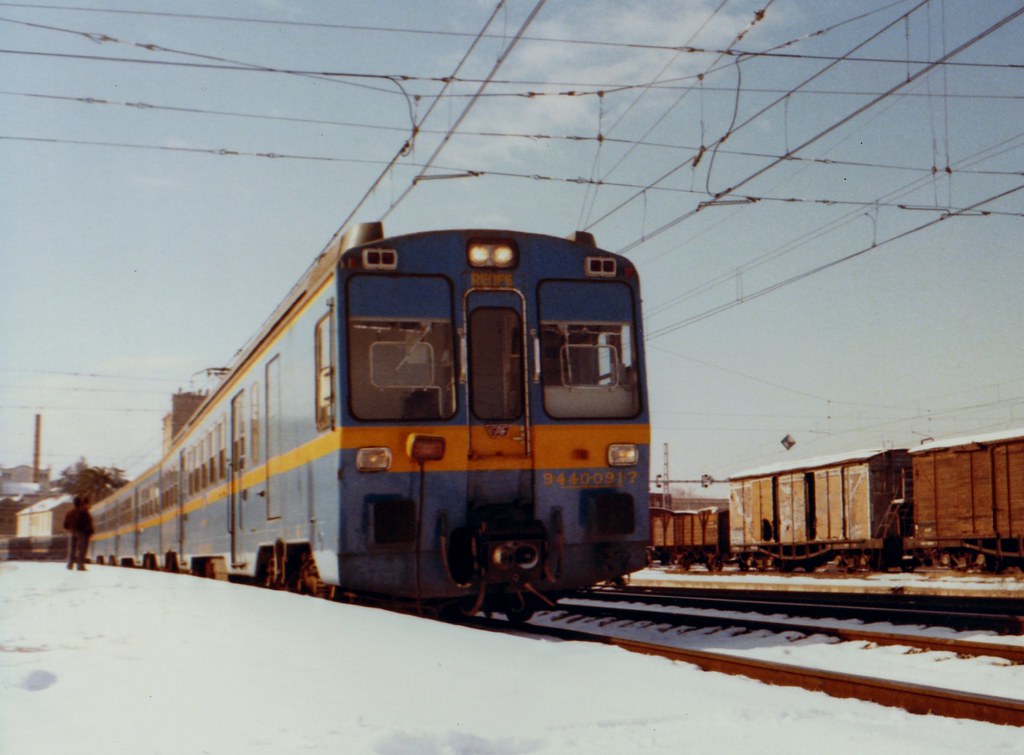 Diciembre de 1984 después una nevada ligera saliendo la 440-091 desde Martorell hacia Barcelona..foto de The STB...#tren #ferrocarril #martorell #baixllobregat #cercanias #renfe #adif