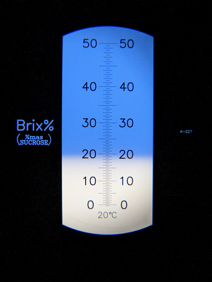 LiWH_RawSugar's tweet photo. Brix 19%
5月28日
本日のさとうきびの糖度は19度でした。
一気に下がってきました🥲
まだまだ黒糖が作れる糖度ですが、本日が今シーズン最後の黒糖作りになります。
これからは黒糖を使ったお菓子を商品化していきますのでお楽しみに🕵️
#南城市 #LiWH #黒糖工房LiWH #沖縄県産黒糖 #黒糖 #沖縄黒糖 #rawsugar #brownsugar #さとうきび #さとうきび糖度 #brix #梅雨