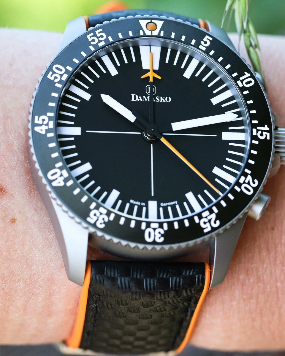 The DAMASKO DC80 with orange hands and matching 'Max Endurance Sport' strap. The best combination for your favorite activities! ⌚😍
#damasko #dc80 #straps #leatherrubberstrap #orange #black #maxendurancesport #carboonlook #damaskostraps #accessories #strapsforsummer