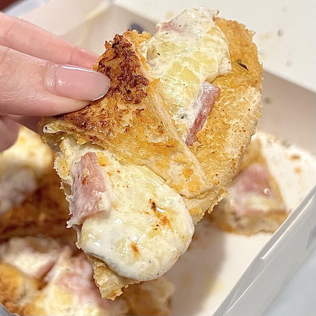 ทุกคนน ไปลองงง คือแบบอร่อยที่สุด 🥺 Auntie Anne’s ตัวใหม่ หอมกลิ่นไวท์ทรัฟเฟิลมาก ! ดูความนัวของชีส แฮมไก่ เห็ดแชมปิญอง เค้ามาแบบจุใจ เต็ม ๆ คำจริงงง กัดไปคำไหนก็เจอความอร่อยอะ ราคา 89 บาท ชิ้นใหญ่คุ้มมาก #อร่อยไปแดก