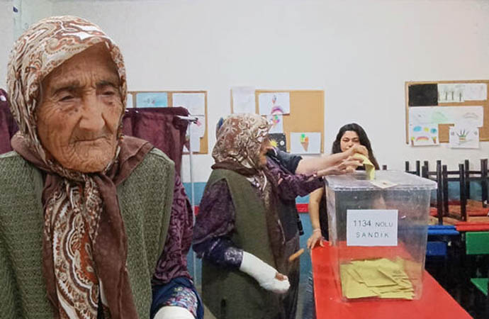 113 yaşındaki kolu kırık teyzemiz, kolları olmayan engelli vatandaşımız  hiç üşenmeden vatandaşlık görevini yerine getiriyorsa hiç kimsenin bahanesi olamaz.

Aydınlık yarınlar isteyen herkes sandığa!