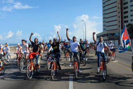 Cerca de un centenar de jóvenes de 32 países, convocados por la Federación Mundial de Juventudes Democráticas, concluyen este domingo una Misión de Solidaridad con #Cuba en rechazo al bloqueo y a las medidas unilaterales del Gobierno norteamericano. #UJC