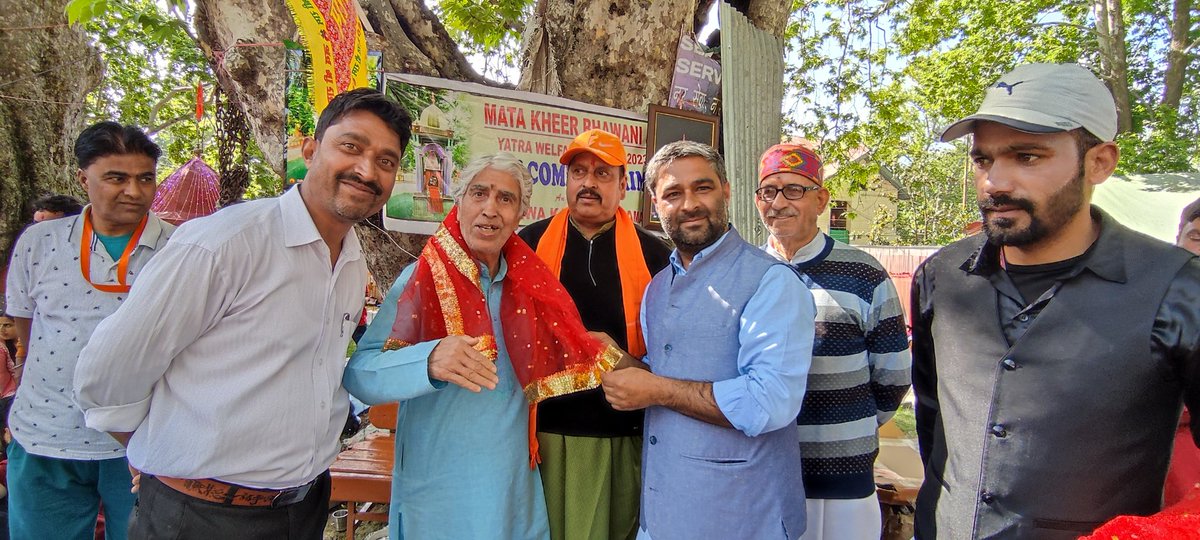 farooqganderbal's tweet photo. #MelaKheerBhavani yet another example of Hindu-Muslim undivided brotherhood.
Muslims scholars, Immams and Mullah received Pandit devotees with warm hearts.
Extended their cordial welcome with Garlands and Mufflers.
#Kashmir #Sufism #Interfaith 
#Communal_Harmony https://t.co/7ShXRyBwnT