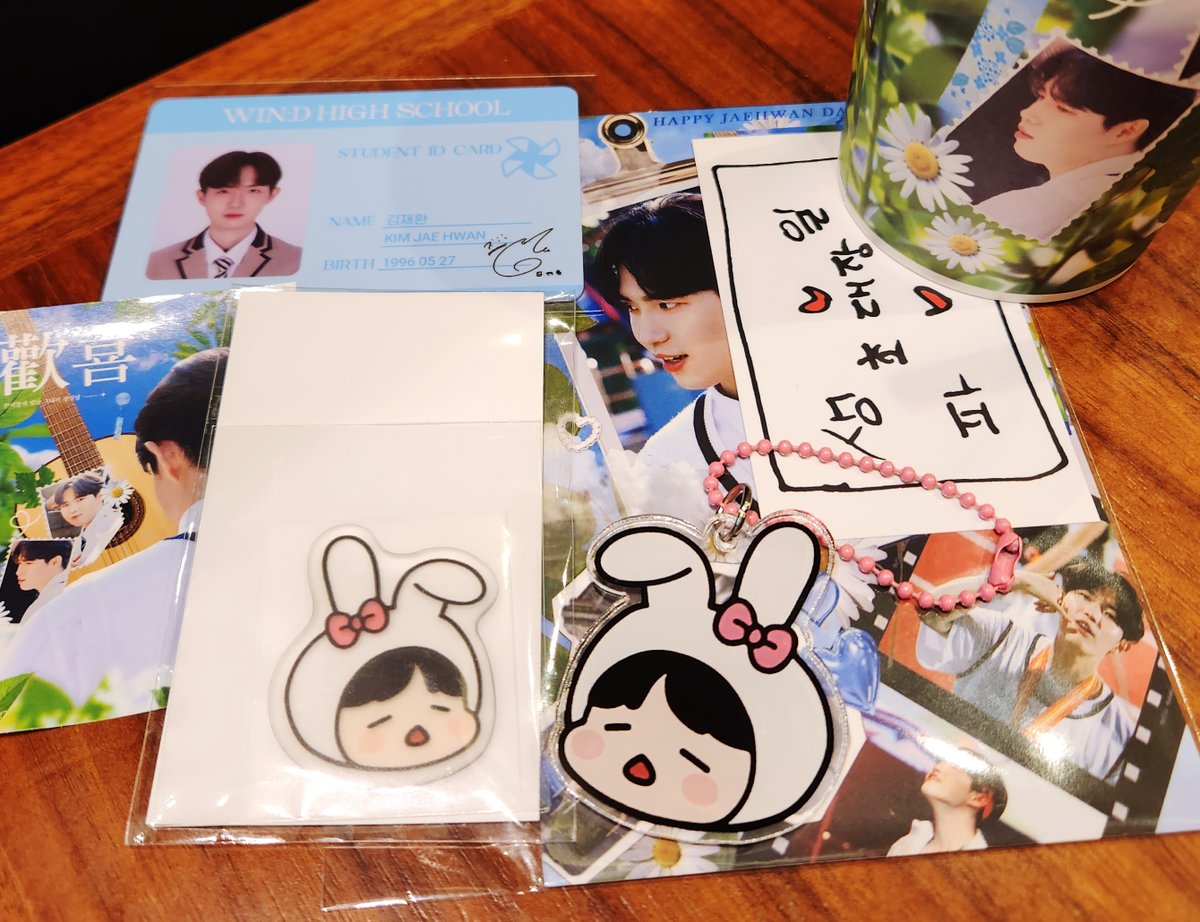 🐶재환이 생카 카페로제🍰

사진 하나하나 다 예쁘고 컨셉이 진짜 최고😭드디어 제 첫사랑 찾았어요 바로바로 재환선배🥹만두째니님 마카롱은 너무 귀여워서 못먹을거가타요ㅠㅠ첫방문때 선착 키링 못받아서 속상했는데 오늘은 성공🐰 
#환희롭게_빛날_재환이의_생일날 #김재환 #KIMJAEHWAN