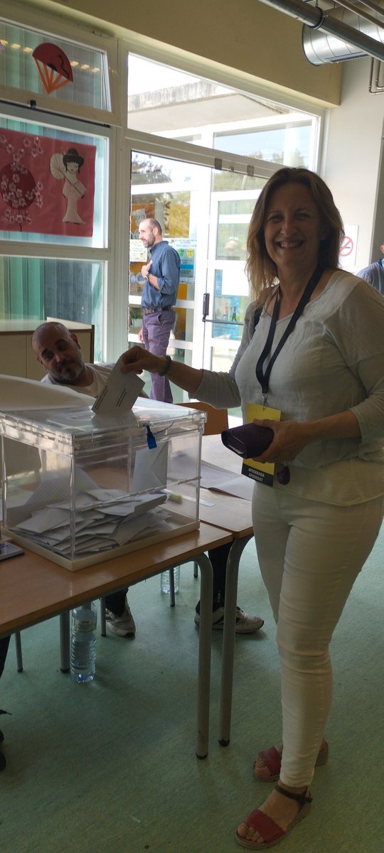 Torrelles_ERC's tweet photo. Els apoderats d'@Esquerra_ERC votant!
Ni un vot a casa!!!!!! https://t.co/vjDzBr47Vk