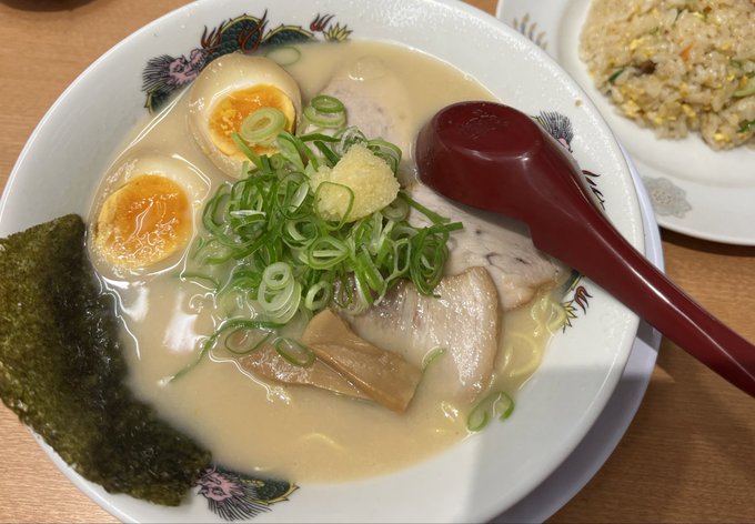 結構苦労して減らした体重を白紙に戻しました。これはね、もう仕方がない。一種の飢餓状態なんです。あと2週間後にはまた何もない世界に戻ってしまう恐怖で食べるのやめられない。 https://t.co/Uz