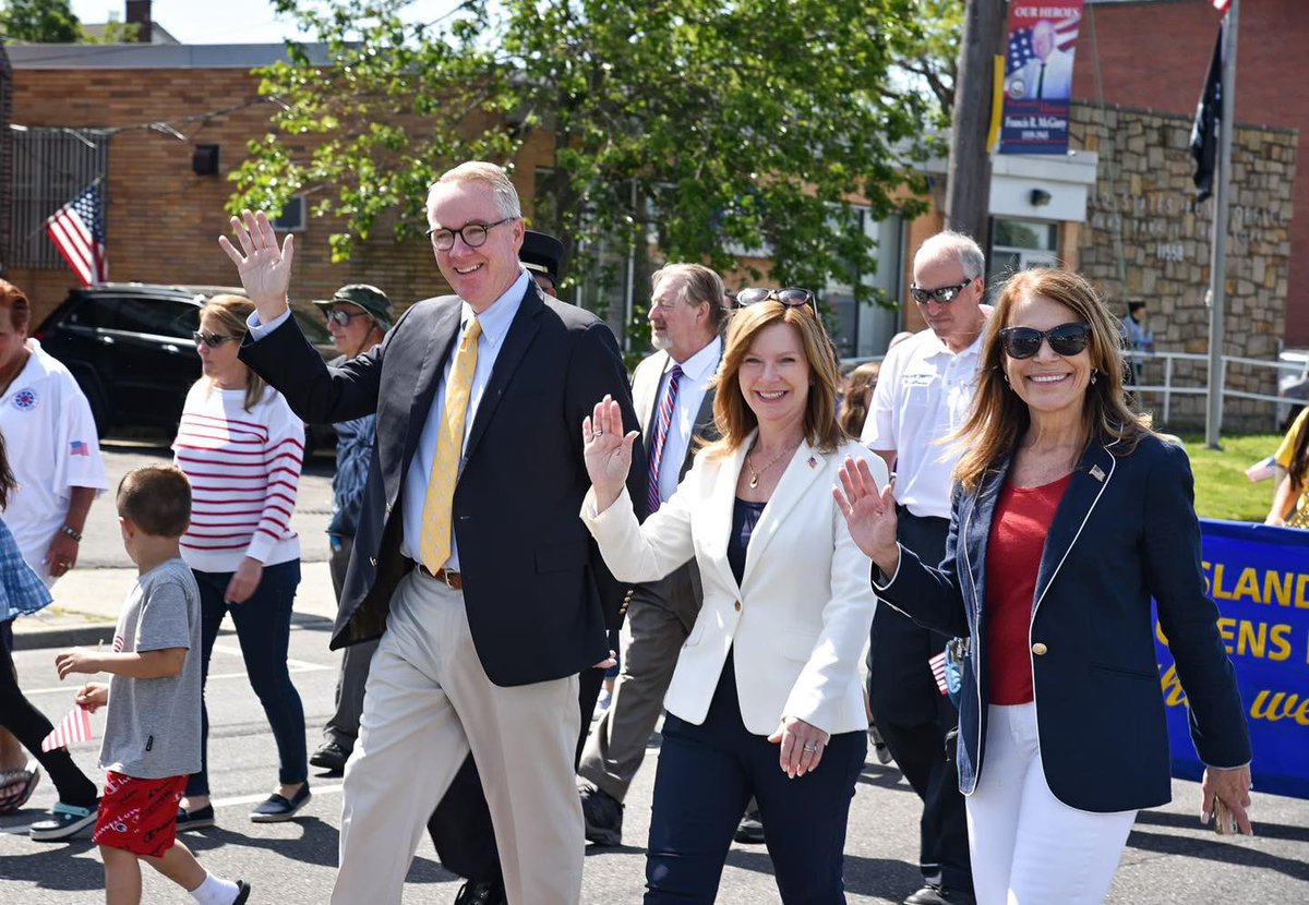 .@IslandParkNY was filled with patriotism as they hosted their annual #MemorialDay Parade in honor of the men and women who gave their lives for our country. 

Great turnout from the community — always proud to be an American 🇺🇸 @RepDesposito @HempsteadTown