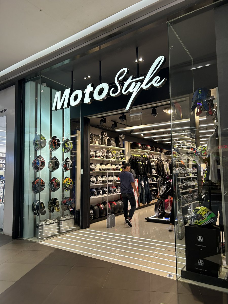 tigerperch's tweet image. モールの中にあるバイク用品店。
SHOEI, AGV, LS2のヘルメットやコミネのウェア等が販売されていました♪

日本じゃデパートの中にバイク用品店なんてあり得ない事。良いね〜😃👍🏁
#smaura
#motostyle