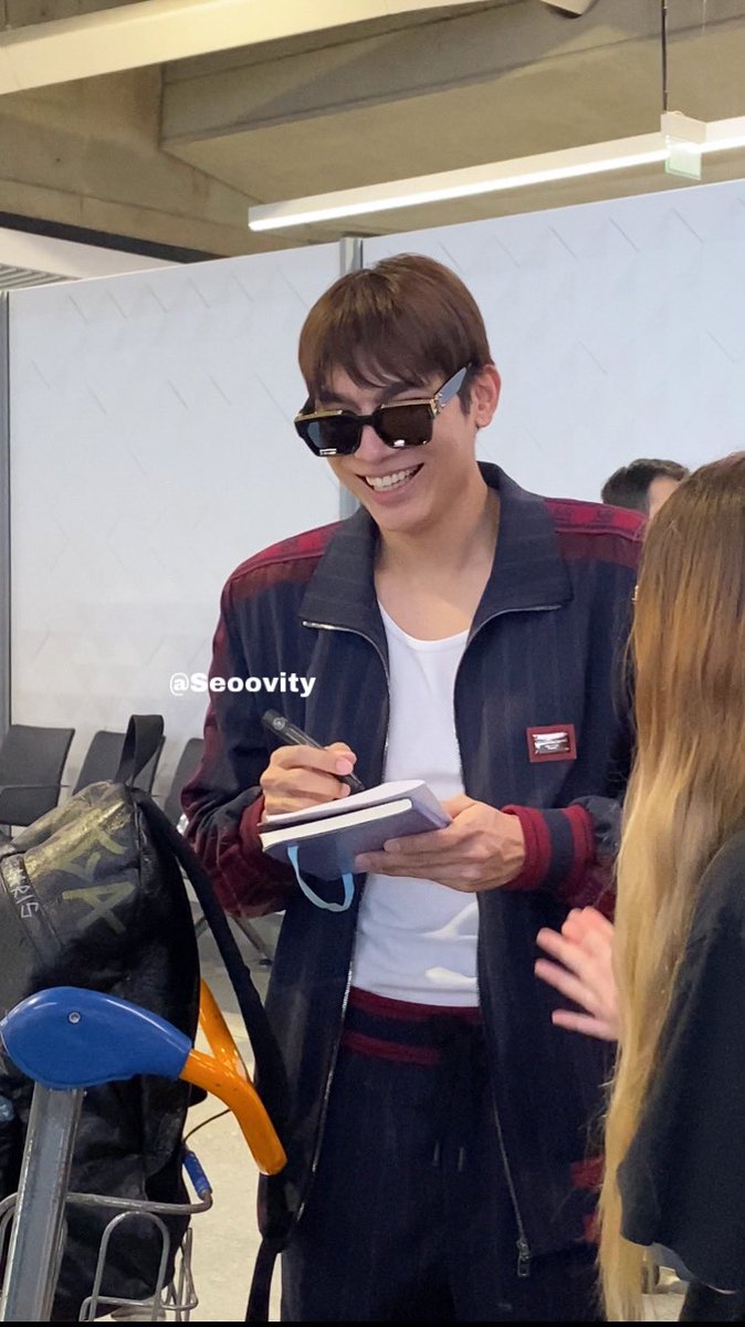 Regardez ce sourire ! 🫣🥰

#Meowlions #MewSuppasit #France #Paris 🇫🇷