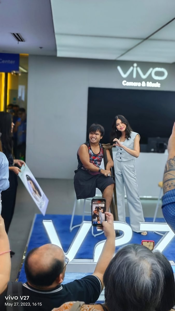 Aerophone_PH's tweet photo. @mainedcm is in the house! Yes our favorite girl #MaineMendoza made a stunning appearance at our #vivosmmegamall! Our #vivofam and #aerofam couldn't contain the excitement. 📷
In case you missed it yesterday, here's a sneak peek of our fun "aurahan" at SM Megamall! 📷 https://t.co/tjdGv5eFWb