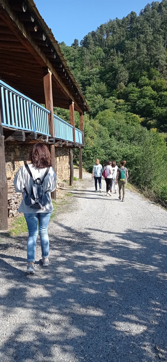 Esta semana hemos tenido varios ejercicios de #visitaguiada, de la asignatura de Procesos de Guía y Asistencia #Turística. 
Con Montse nos pusimos en la piel de un oficio que vertebra el territorio como es la ruta del panadero por diferentes rincones de Pantón