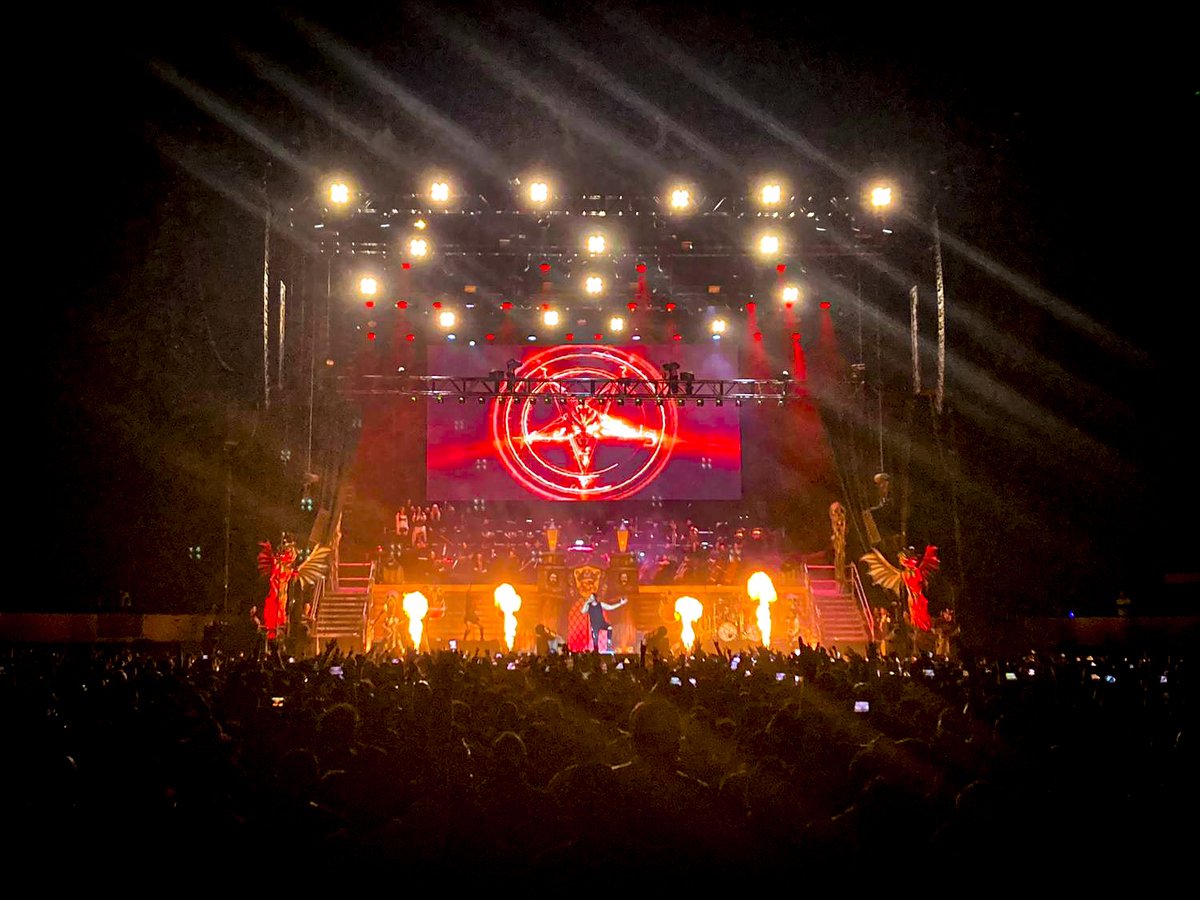 MAGODEOZOFIC's tweet photo. 💥Más de 20.000 personas disfrutan con el 𝗗𝗶𝗮𝗯𝘂𝗹𝘂𝘀 𝗜𝗻 𝗢𝗽𝗲𝗿𝗮 𝗱𝗲 𝗠ä𝗴𝗼 𝗱𝗲 𝗢𝘇. ¡¡Miles de gracias a nuestros amigos mexicanos por esta increíble acogida!! El miércoles que viene nos vemos en Monterrey!!📷 #MägodeOz #DiabulusInOpera #México https://t.co/qHlFitPJmB