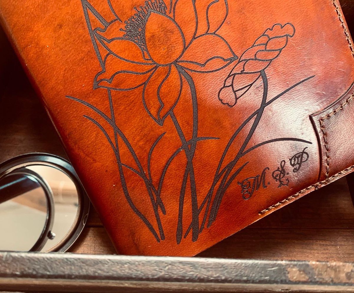 lalusquis's tweet photo. «La flor que florece en la adversidad es la más rara y hermosa de todas».
Funda perpetua para cuaderno o agenda en tamaño A5. Personalizada con motivo de flor de loto e iniciales.
#feitoconagarimo #feitoaman ❤️ https://t.co/nKdXB7Tkn3