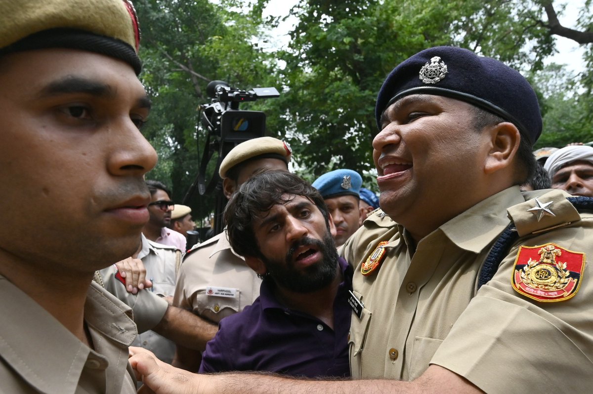 Wrestlers Sangeta Phogat, Vinesh Phogat, Sakshi Malik and Bajrang Punia detained by #Delhi police during their attempt to march towards the NewParliamentBuilding on Sunday.
