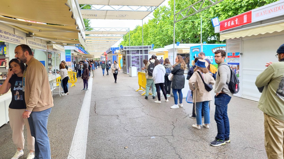 josegomez_twt's tweet image. Primeras colas para firmas en #FeriaDelLibroMadrid
