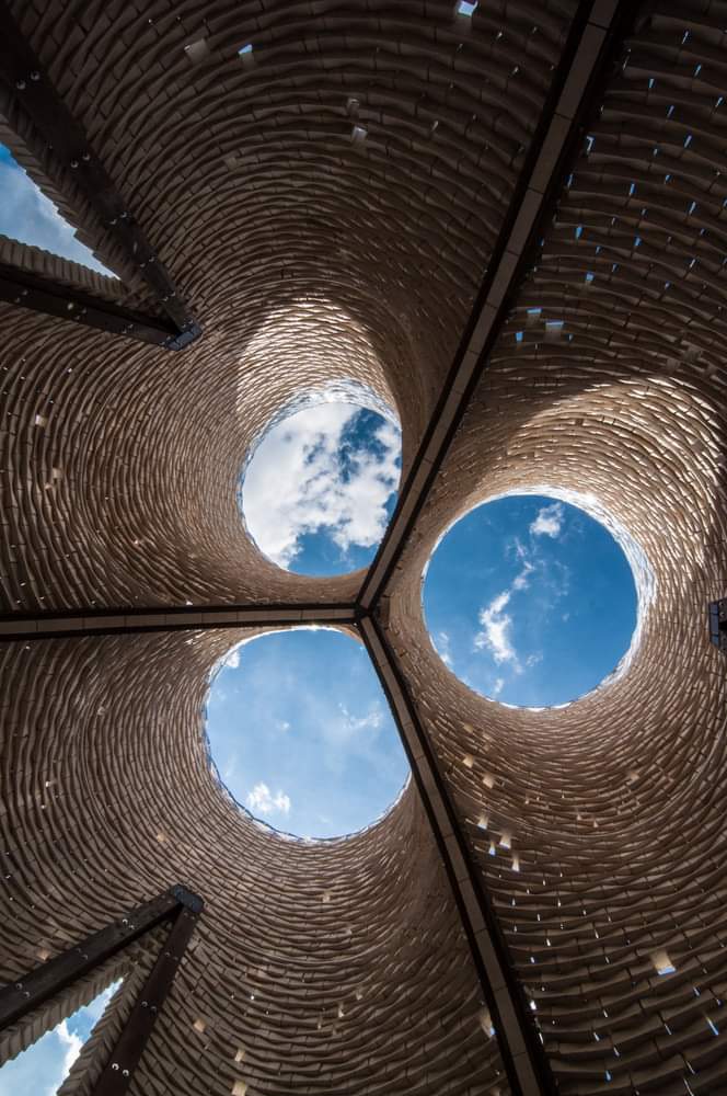 ¡Buen #miércolesenladrillado! 
The Living's Mushroom Tower 
Photography is by Kris Graves.
#amatelarchitettura #architecture #architectural #architecturelovers #architecturephotography #archilovers #archidaily