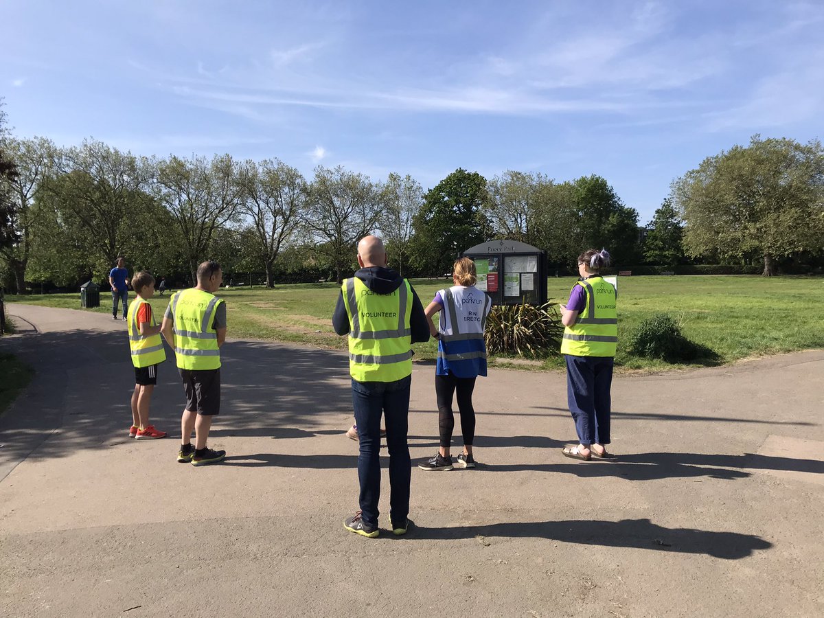 Thank you to all our 47 finishers and their supporters, and of course all our volunteers, for joining us this morning for our 200th event. 👏👏👏
And a shout out to all the biscuit makers! 🍪 
🎈🌞🎈
#loveparkrun