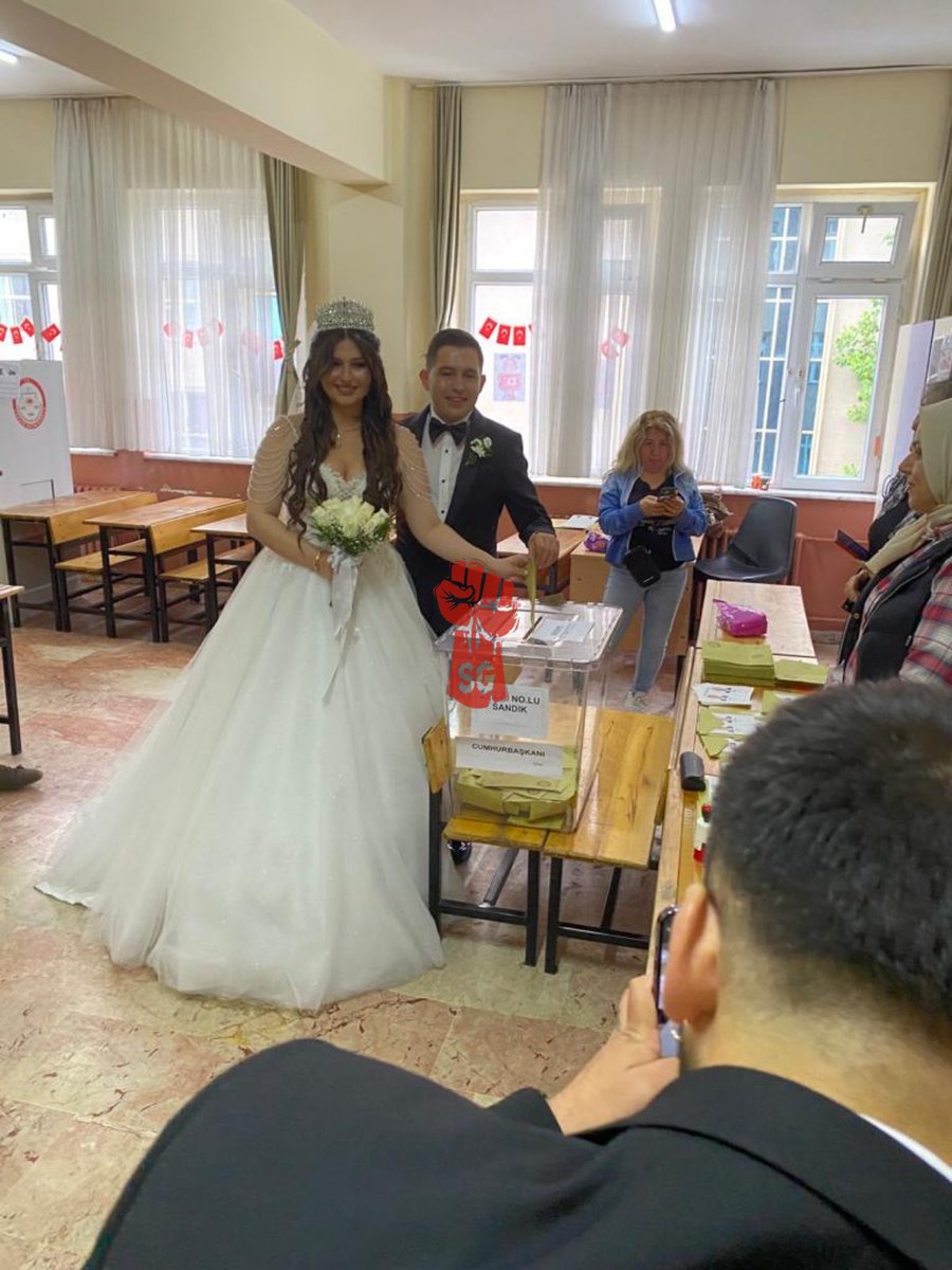 İstanbul Esenyurt'ta bir çift gelinlik ve damatlıkla oy kullandı