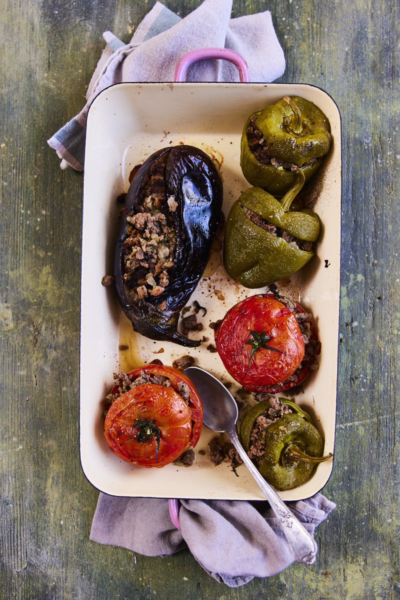 In celebration of Azerbaijan’s Independence Day today, here is the @ukinazerbaijan contribution to the #PlatinumJubileeCookbook: a lovely Aubergine, Tomato and Pepper Dolma. The recipe is introduced by our former Ambassador @JamesSharpFCDO 👇🏽