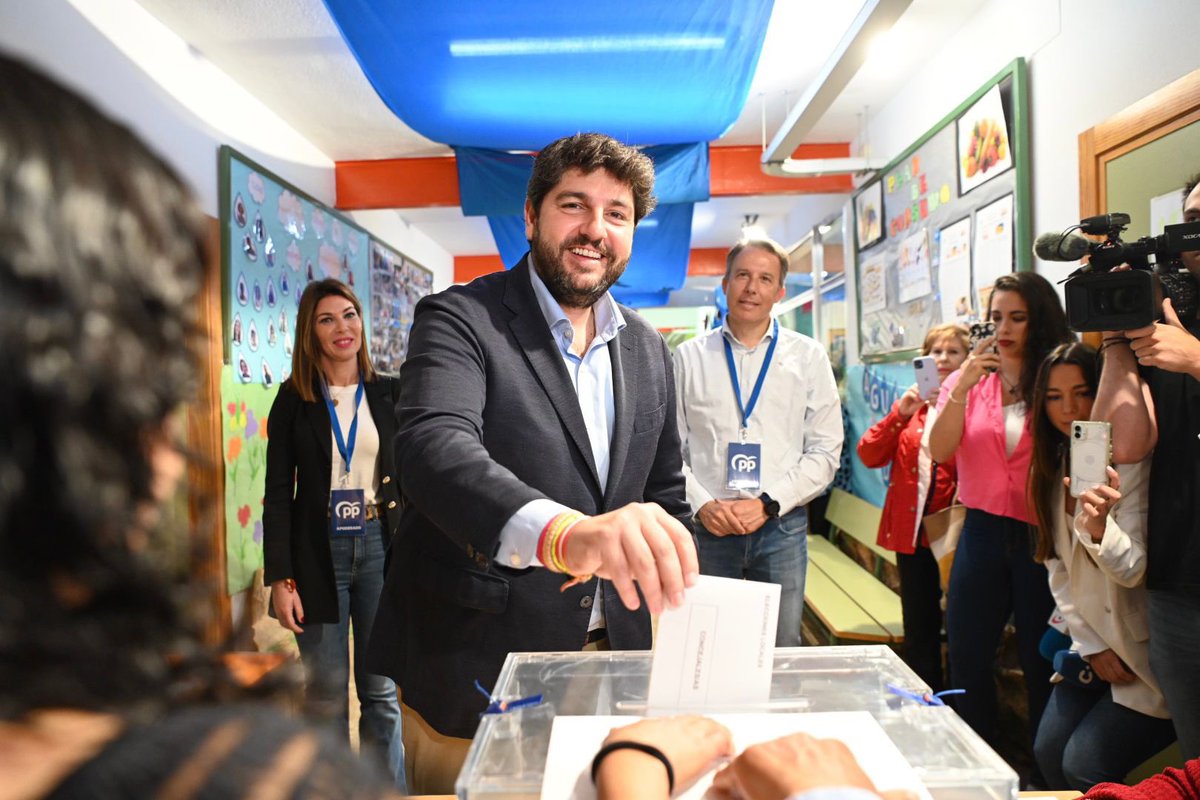 Hoy es un día de ilusión, de esperanza en el futuro que vamos a construir juntos en la #RegióndeMurcia. 

Hoy nadie se puede quedar en casa. Es mucho lo que nos jugamos. 

✉️ Ya he votado, como siempre, desde #Lorca.