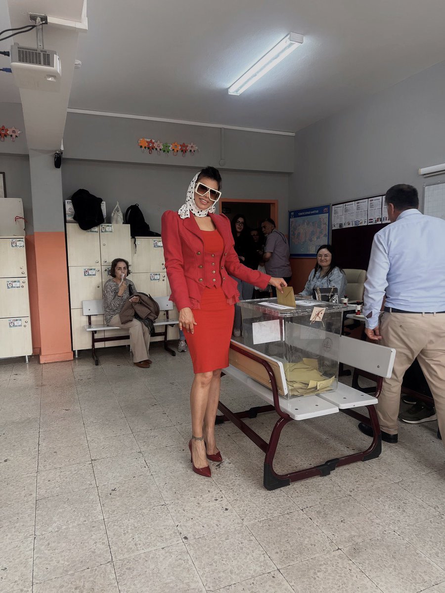 “Oyumu Kullandım” Yaşlandığınızda bile kamburunuz olmasın istiyorsanız dik durun.En büyük zenginlik budur.Dik  duruşunuz varsa saygıyla , menfaatiniz varsa haramla yaşarsınız. 🫶🏼❤️🇹🇷
<a href="/kilicdarogluk/">Kemal Kılıçdaroğlu</a> 

#oyver #sandığasarıl #sandık #oy #vote #kemalkılıçdaroğlu