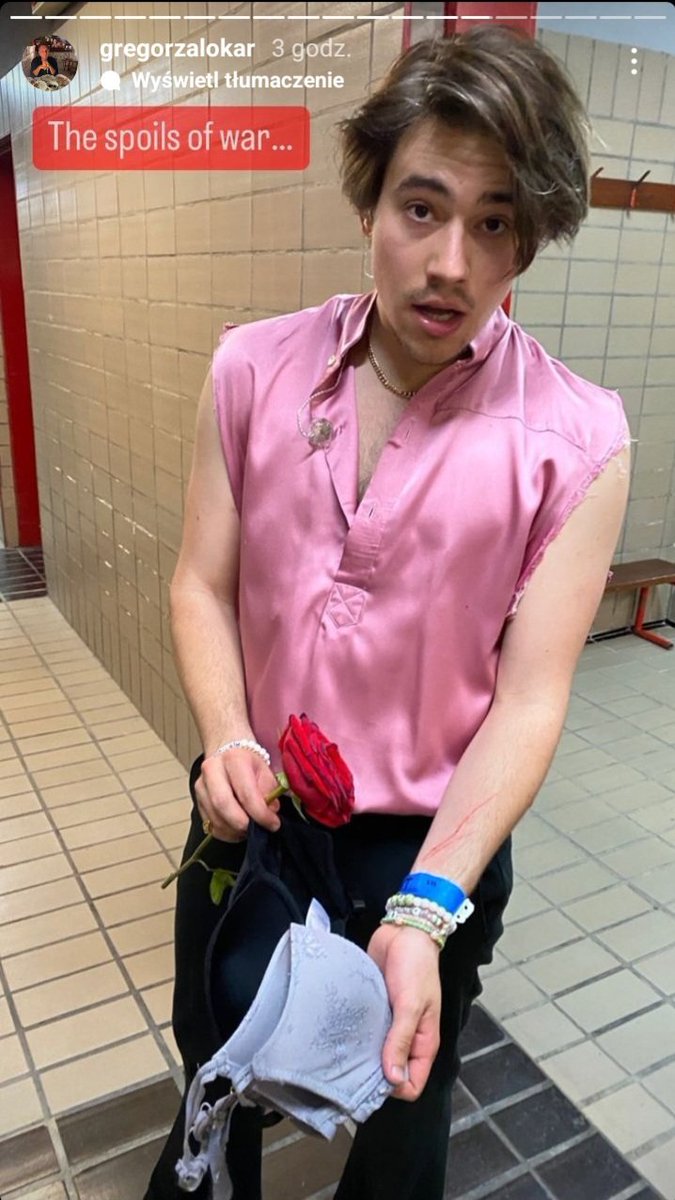 From the preparty season we noticed Bojan is always super well mannered & kind, but every single concert goer should be thankful for him carrying on after being scratched & getting his shirt ripped, cause this is such weird behaviour? Treat artists like normal humans I BEG OF YOU