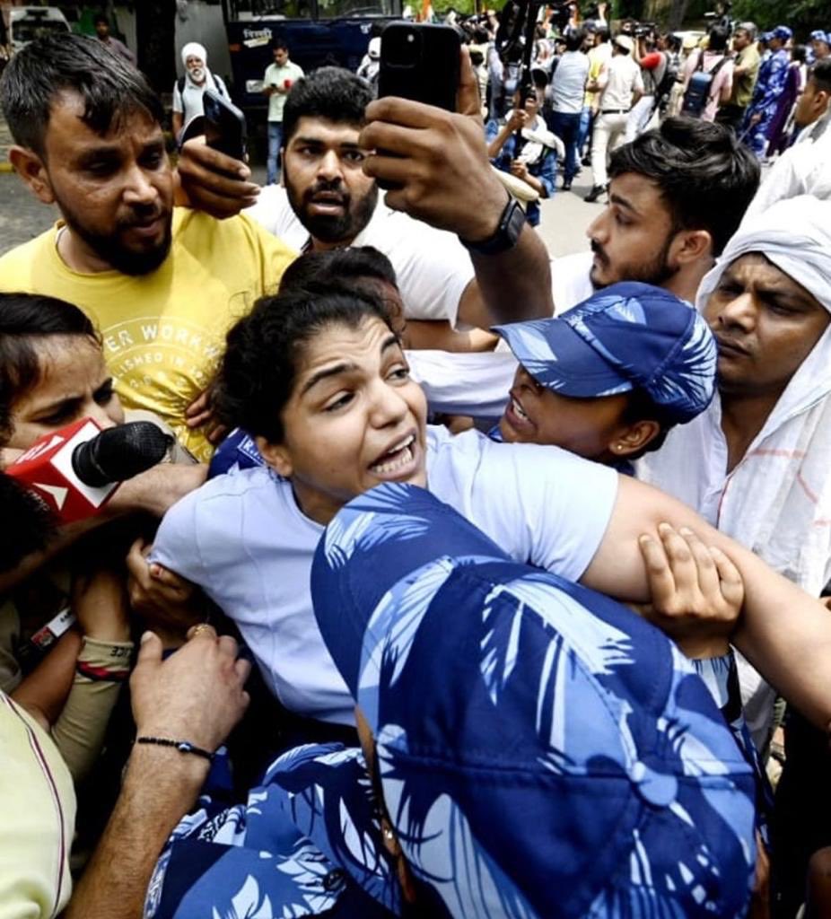 खिलाड़ियों की छाती पर लगे मेडल हमारे देश की शान होते हैं। उन मेडलों से, खिलाड़ियों की मेहनत से देश का मान बढ़ता है।

भाजपा सरकार का अहंकार इतना बढ़ गया है कि सरकार हमारी महिला खिलाड़ियों की आवाजों को निर्ममता के साथ बूटों तले रौंद रही है। 

ये एकदम गलत है। पूरा देश सरकार के
