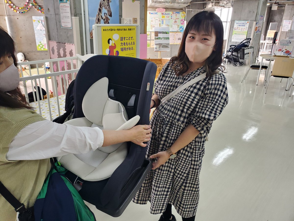 Haport12's tweet photo. Haport春のおさがり広場！無事に終了いたしました。抽選品の当選者様の喜びショット。今回抽選品は70ほどご用意しました。必要な方へお渡しすることができました。お顔出しOKの方にご協力いただきました😍パパさんの参加も多く嬉しかったです！ https://t.co/MNdPrO4gKk