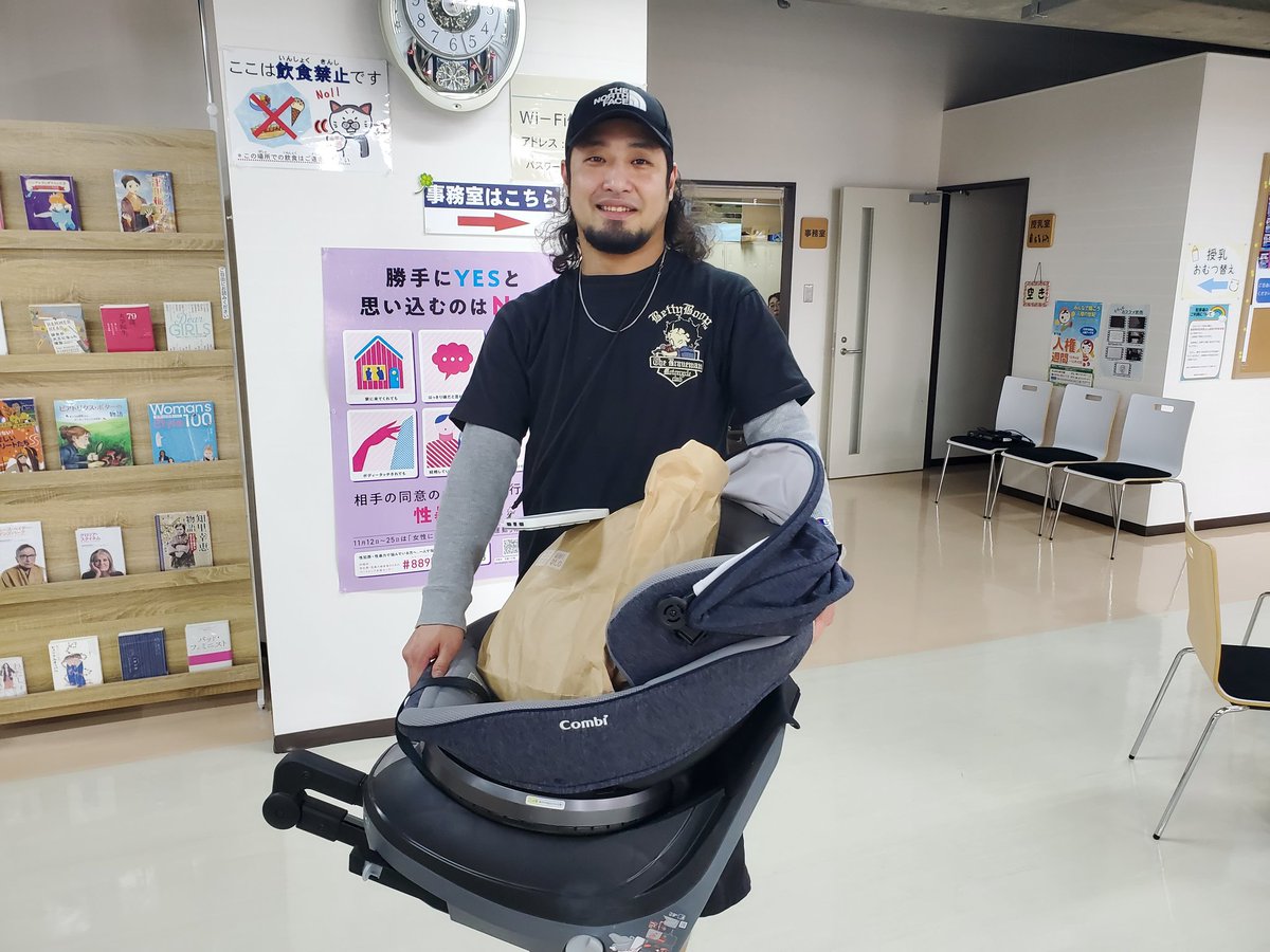 Haport12's tweet photo. Haport春のおさがり広場！無事に終了いたしました。抽選品の当選者様の喜びショット。今回抽選品は70ほどご用意しました。必要な方へお渡しすることができました。お顔出しOKの方にご協力いただきました😍パパさんの参加も多く嬉しかったです！ https://t.co/MNdPrO4gKk