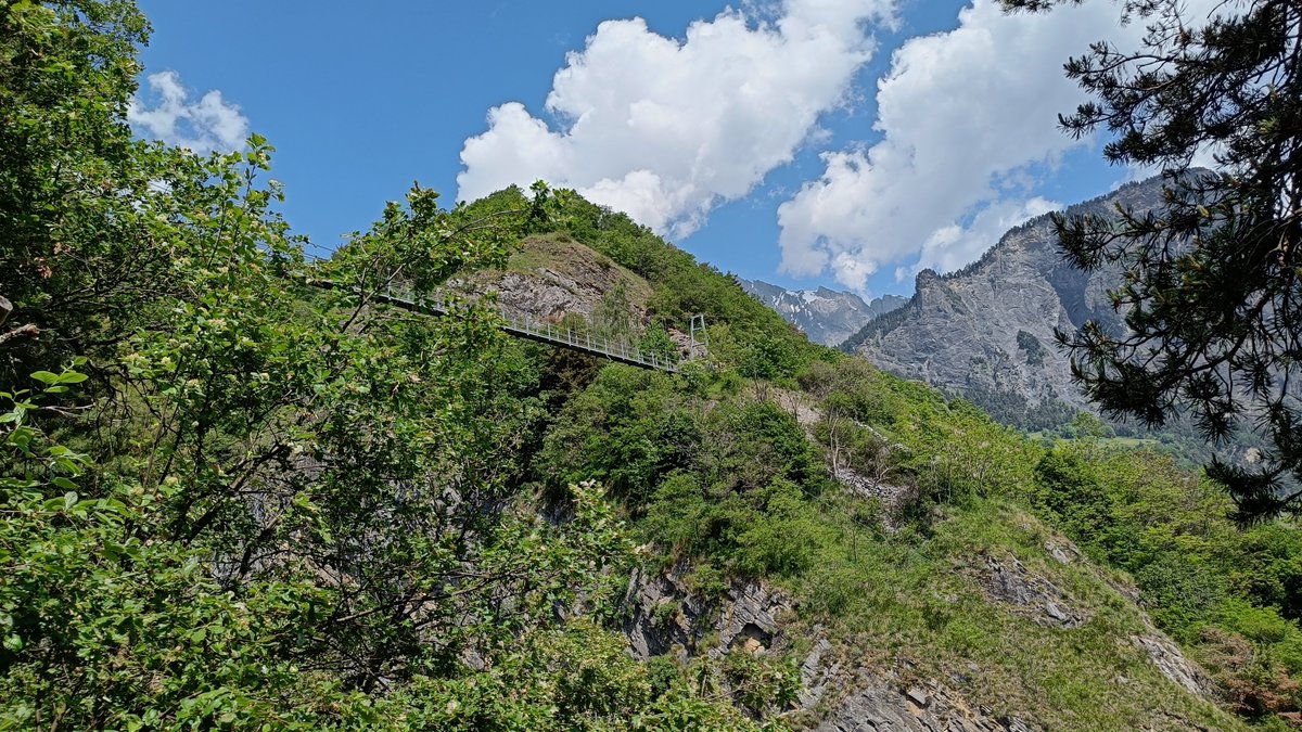TheFreeGeekette's tweet photo. Balade sous le soleil valaisan...On savoure et on s'émerveille...Bon week-end ensoleillé à tous...Gros Becs...😘🌺🥾
#Soleil #Valais #Saillon #PetitBonheur https://t.co/xssg2JTh1c