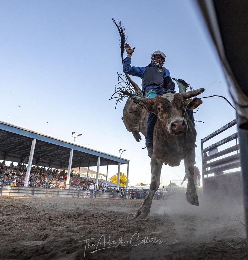 TuffHedeman_'s tweet photo. This is an insanely cool photo. 👏
#rodeo
#cowbow
#country
#countrymusic
#bullrider
#bullfighter https://t.co/wnSysYvpt6