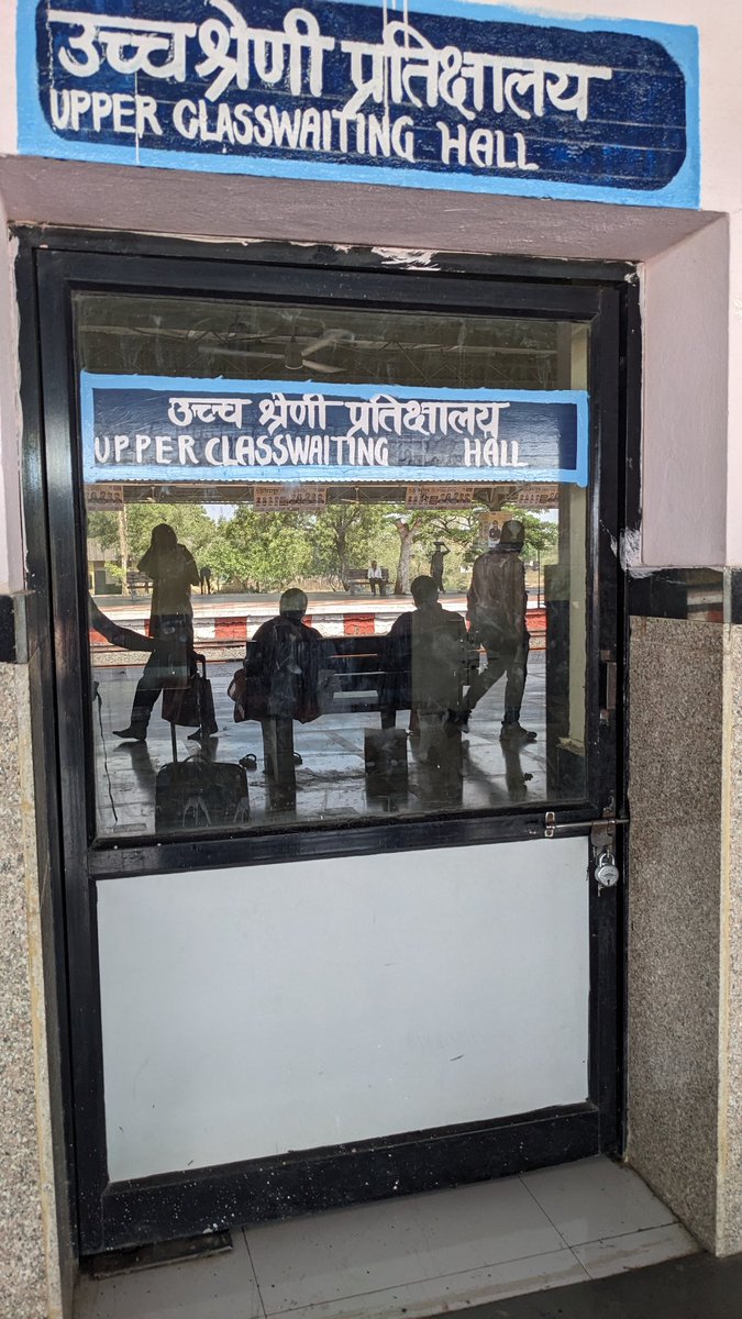 staryrj's tweet photo. @RailMinIndia @AshwiniVaishnaw
 @IRCTCofficial 
This is Upper Class Waiting Hall at Washim Rly Station (WHM) from where I belong. Do U see the lock there? It's always locked, by default. Never found it open. You always have to search for someone to get it opened. Pls take action. https://t.co/2REUVDR5lb