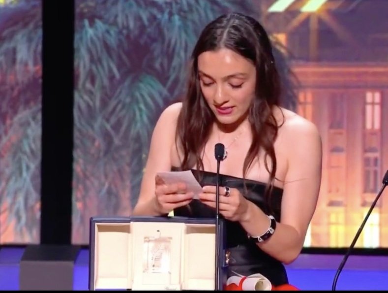 Yunan-Roma bacağından duhul etmeye çabalayan yurdum insanları. Neden Fransanın işgal ettiği Cezayirdeki tecavüze uğramış binlerce kadına adamıyorsun ödülünü?
Yada çocukları dağa kaçırılmış Diyarbakır annelerine?