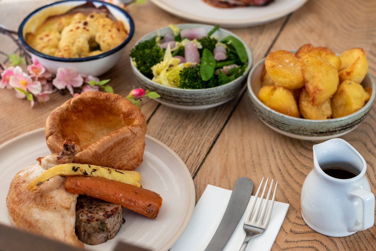 THE ULTIMATE Sunday Roast! 🤩
We're talking juicy meats, crispy roast potatoes, fluffy Yorkshire puddings, and all the mouth-watering trimmings you could ever want 🍴

Call to book your table! 📲 01488657300