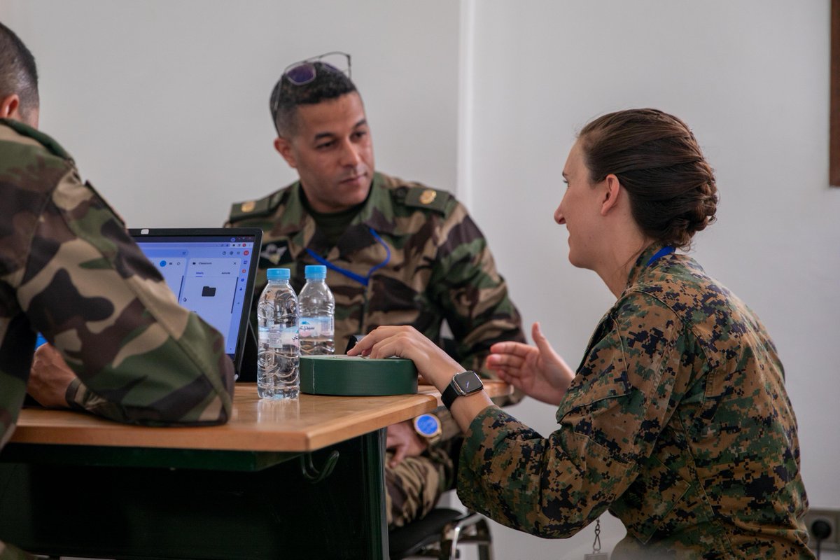 A joint cadre of instructors including, @usmarines Capt. Melissa Blake, @USArmy Lt. Col. Jason Hollan & Lt. Col. Justin Belford, discuss planning during partner nation academics at #AfricanLion in Morocco.

#AL23 is @USAfricaCommand's premiere exercise in Africa!

@DeptofDefense